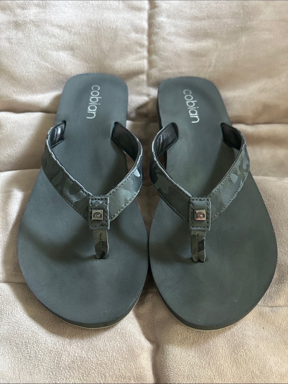 Cobian women charcoal camo skinny bounce flip flops size 9